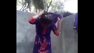 Desi girl posing nude for bf in bathroom