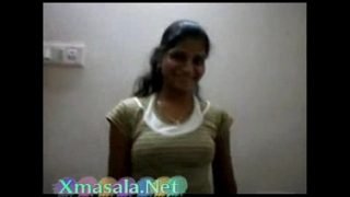 indian Call Girl remove her dresses and filmed by her BF Sex