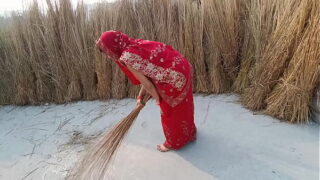 Indian House maid in outdoor fucking standing pose hardly