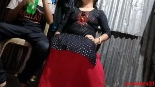 गुलाबी चूत मसलती हुई लड़की