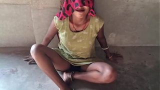 सेक्सी देसी आंटी ने वीडियो कॉल में चूत दिखाई